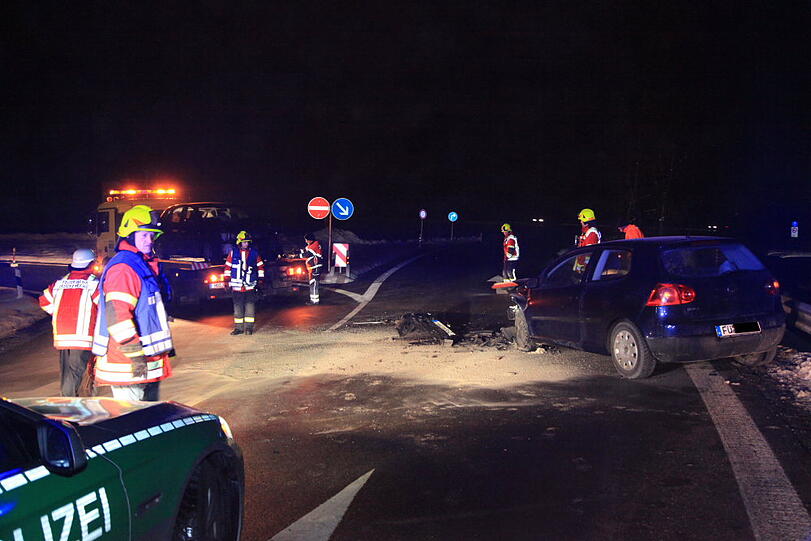 Auf dem Zubringer der A 8 Richtung Salzburg stoßen am Sonntagabend zwei Autos frontal zusammen. Vermutlich waren sie zu schnell unterwegs. Die Insassen werden glücklicherweise nur leicht verletzt.
