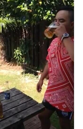 Dieser Neknominate trikt auf ex sein Bier.