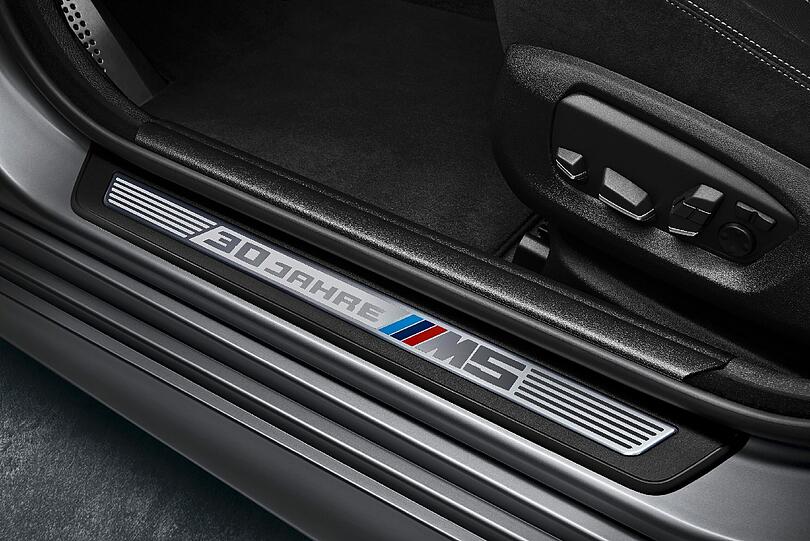 Ein besonderer Leckerbissen zum 30. Geburtstag des BMW M5: Der &bdquo;30 Jahre M5 &ldquo; ist
weltweit auf 300 Exemplare limitiert.