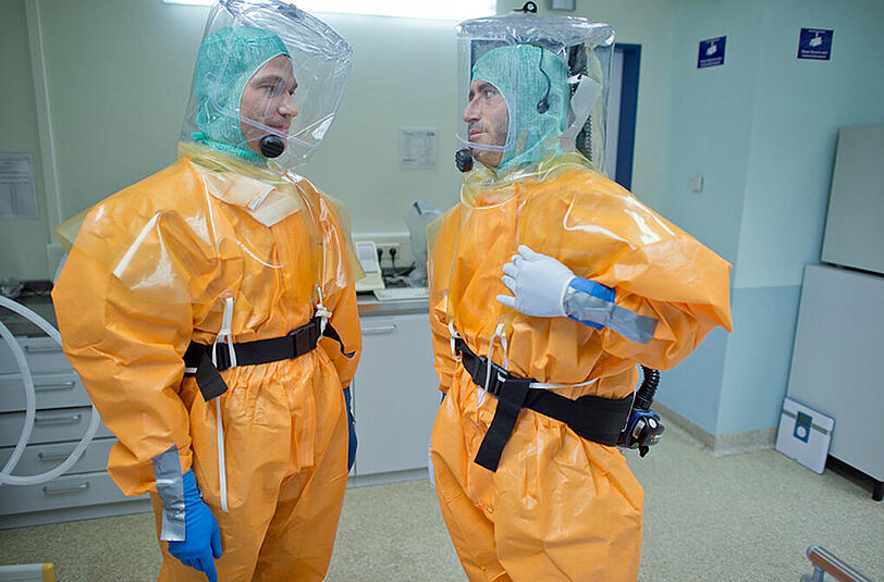 Mit Masken und Spezialanzügen schützen sich Pflegekräfte auf der "Station 68" am Uniklinikum in Frankfurt am Main während einer Simulationsübung vor einer Ansteckung mit gefährlichen Keimen.