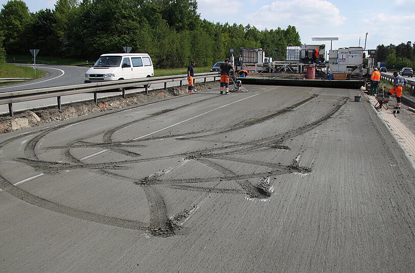 Anstatt auf der gleichen Spur wieder herauszufahren, wendete die Frau mit ihrem Fahrzeug und zog eine weitere Schneise in den weichen Beton.