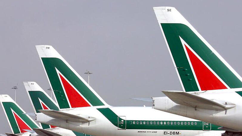 Flugzeuge der Alitalia stehen auf dem Flughafen "Leonardo da Vinci" in Rom.