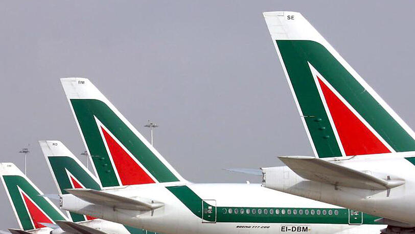 Flugzeuge der Alitalia stehen auf dem Flughafen "Leonardo da Vinci" in Rom. Flugzeuge der Alitalia stehen auf dem Flughafen "Leonardo da Vinci" in Rom.