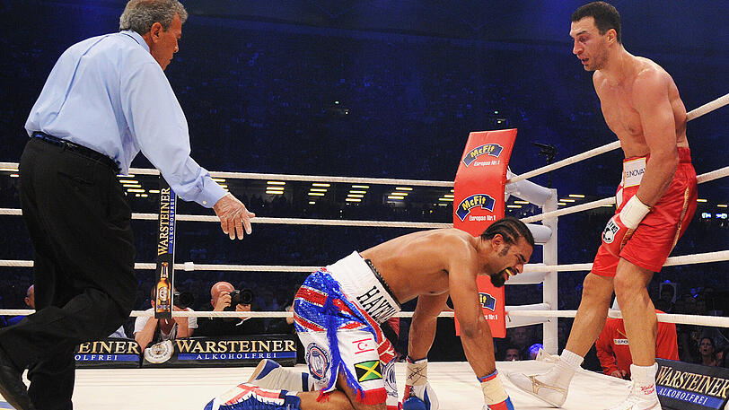 02.07.2011 - Hamburg: Sieg im Titelvereinigungskampf gegen den Briten David Haye nach Punkten. Klitschko fügt seinen Titeln der WBO und IBF auch den Gürtel der WBA hinzu. Damit sind alle wichtigen WM-Titel in Besitz der Klitschko-Familie. Bruder Vitali ist WBC-Champion.