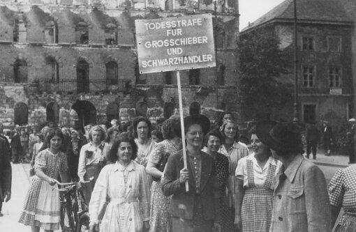 Schon am "Tag der Archive" zeigte das Stadtarchiv seine Ausstellung über &bdquo;Münchner Frauen in den Kriegs- und Nachkriegsepochen des 20. Jahrhunderts&ldquo;. Hier Münchnerinnen bei einer Demonstration 1948.