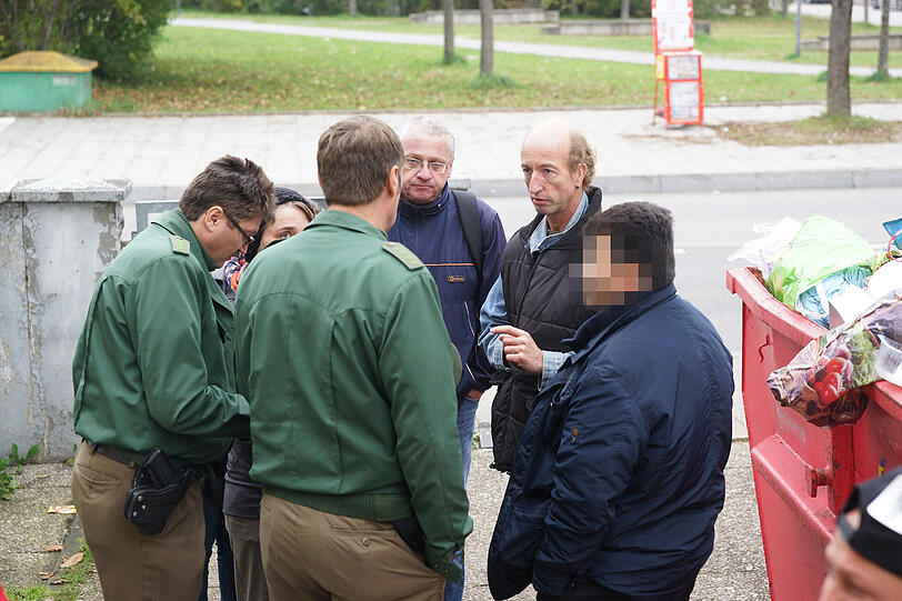 Polizisten unterhalten sich mit Vertretern der Stadt und dem Vermieter des Hauses. Bereits im Juli hatten sie die schlimmen Zustände im Haus an die Stadtverwaltung weitergemeldet.