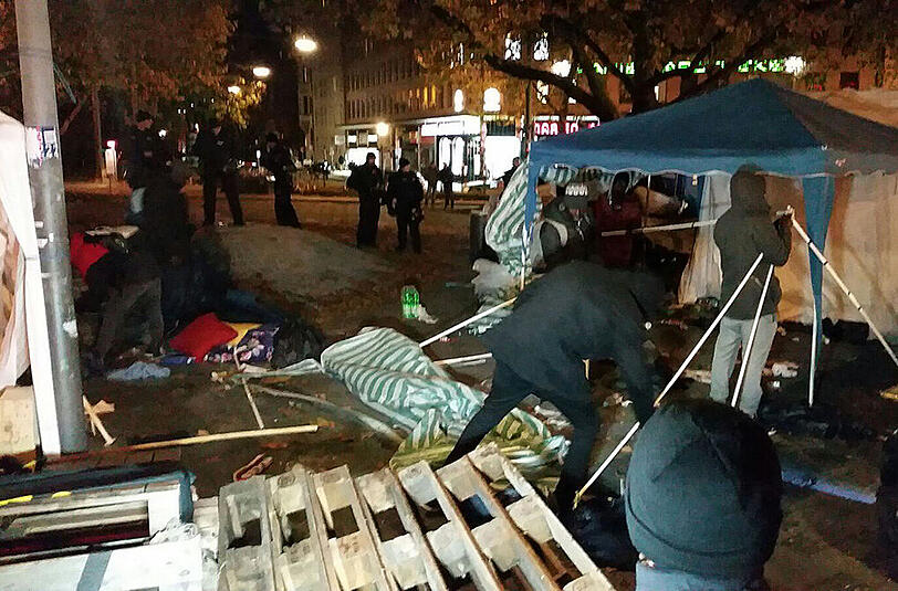 Am Freitagabend räumte die Polizei das Flüchtlingscamp am Sendlinger Tor. Die Bilder vom Einsatz.