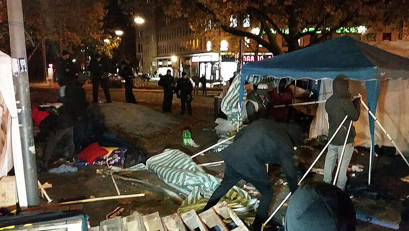 Am Freitagabend räumte die Polizei das Flüchtlingscamp am Sendlinger Tor. Die Bilder vom Einsatz. Am Freitagabend räumte die Polizei das Flüchtlingscamp am Sendlinger Tor. Die Bilder vom Einsatz.
