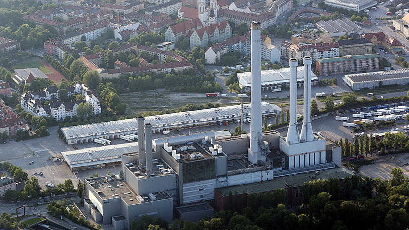 Der höchste Turm des Heizkraftwerks Süd wird langsam zurückgebaut.