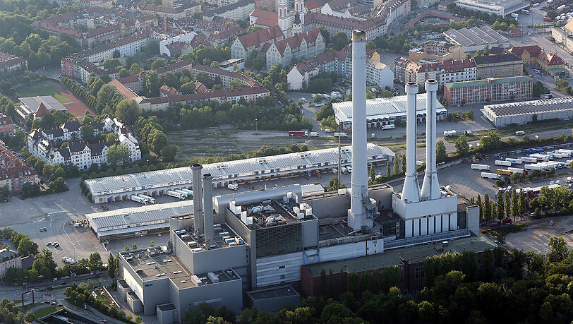 Der höchste Turm des Heizkraftwerks Süd wird langsam zurückgebaut. Der höchste Turm des Heizkraftwerks Süd wird langsam zurückgebaut.