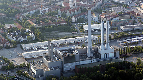 Der höchste Turm des Heizkraftwerks Süd wird langsam zurückgebaut.