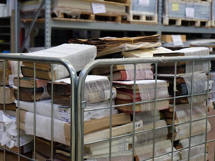 Bücher, die nach der Gefriertrocknung in Binden gewickelt sind, warten auf ihre Restauration.