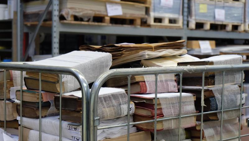 Bücher, die nach der Gefriertrocknung in Binden gewickelt sind, warten auf ihre Restauration. Bücher, die nach der Gefriertrocknung in Binden gewickelt sind, warten auf ihre Restauration.
