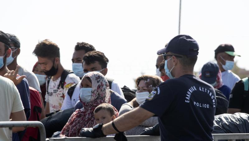 Migranten vor dem Eingang des Lagers Kara Tepe Schlange.