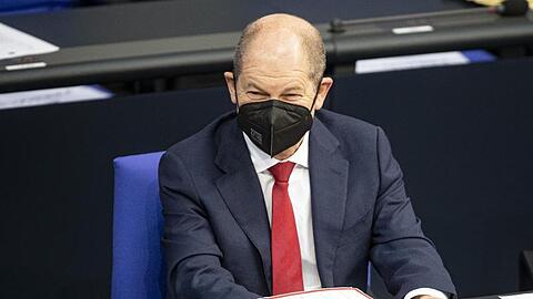 Bundesfinanzminister Olaf Scholz verfolgt die Debatte im Bundestag.