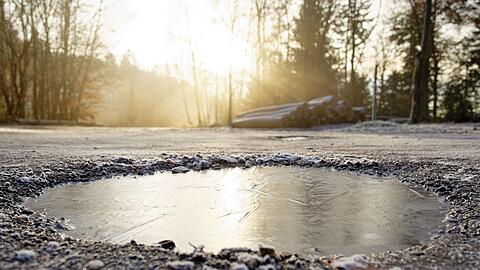 Auf den Straßen kann es wieder glatt werden (Archivbild).
