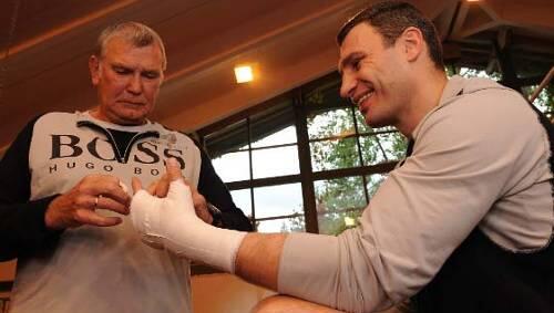 Fritz Sdunek und sein Weltmeister-Schüler Vitali Klitschko (r.). Jetzt muss Sdunek eine Auszeit nehmen. Fritz Sdunek und sein Weltmeister-Schüler Vitali Klitschko (r.). Jetzt muss Sdunek eine Auszeit nehmen.