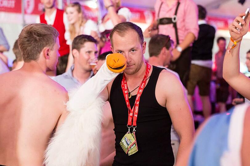 Dirndl und Lederhosen am kroatischen Strand: Bilder von der wilden Springbreak Wiesn-Party zum Durchklicken!