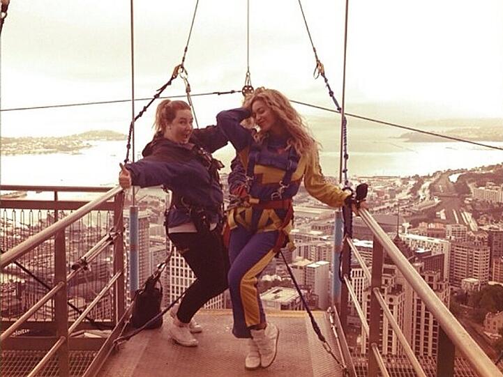 Beyoncé (r.) posiert auf dem Sky Tower mit einer Mitarbeiterin