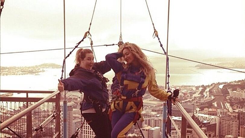 Beyoncé (r.) posiert auf dem Sky Tower mit einer Mitarbeiterin Beyoncé (r.) posiert auf dem Sky Tower mit einer Mitarbeiterin