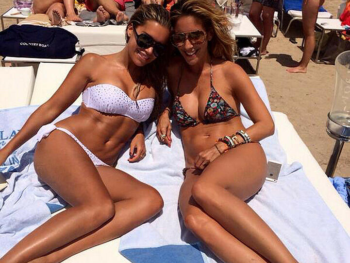 Den Körper in der Sonne räkeln: Auf Ibiza genießt Sylvie ihren Urlaub mit Freunden.