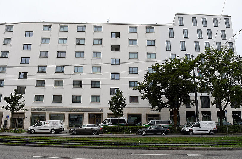 Laut Medienberichten hat ein SEK die Wohnung des Todesschützen in der Maxvorstadt gestürmt. Diese Bilder zeigen einen Polizeieinsatz in der Dachauerstraße. Hier wurde am Samstagfrüh die Wohnung des Attentäters durchsucht.