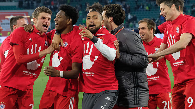 Auch Arturo Vidal, der heute nicht mitspielte, war bei der Feier auf dem Rasen dabei.