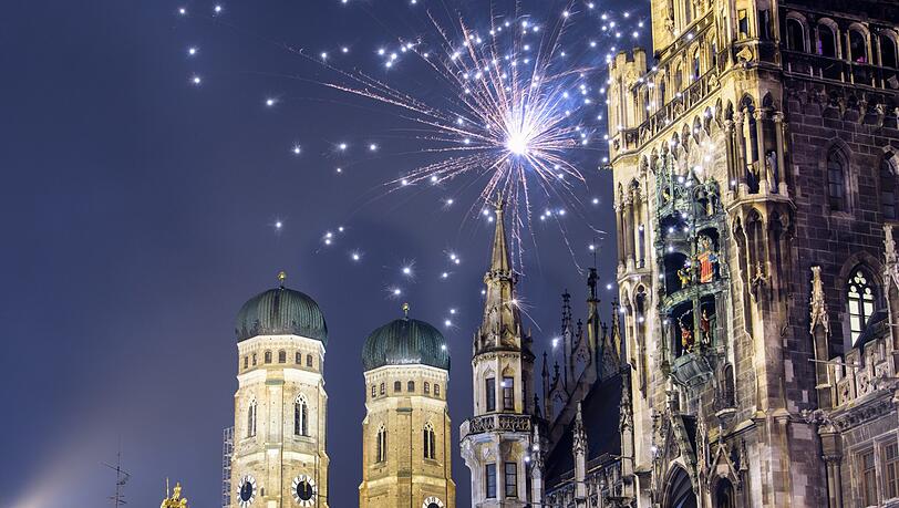 Am Marienplatz feierten 8.000 Menschen in das neue Jahr. Friedlich verlief die Silvesternacht in München nicht. Am Marienplatz feierten 8.000 Menschen in das neue Jahr. Friedlich verlief die Silvesternacht in München nicht.