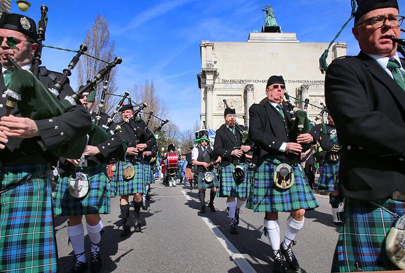 Am Sonntag marschierten bei strahlendem Sonnenschein die Teilnehmer der St.-Patricks-Day-Parade auf der Leopoldstraße in München.