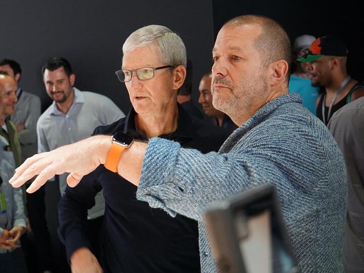 Apple-Chef Tim Cook (l.) spricht mit Designchef Jony Ive auf der WWDC 2019. Ive wird das Unternehmen verlassen, um eine eigene Firma zu gründen.