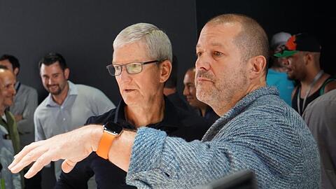 Apple-Chef Tim Cook (l.) spricht mit Designchef Jony Ive auf der WWDC 2019. Ive wird das Unternehmen verlassen, um eine eigene Firma zu gründen.