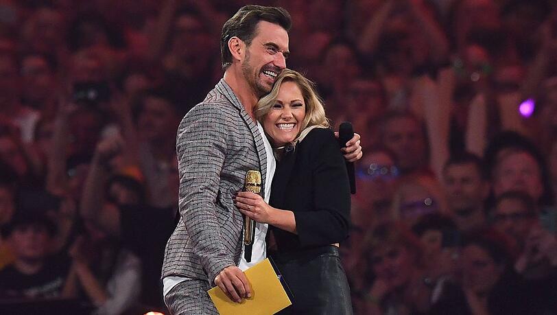 Ein emotionaler Moment für Florian Silbereisen: Helene Fischer überrascht den Moderator 2019 in seiner Show "Schlagerbooom".