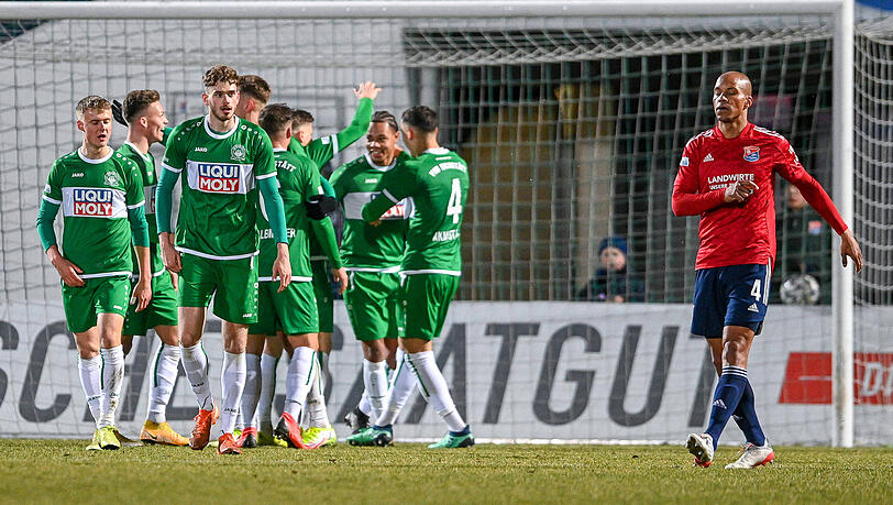 Hachings enttäuschter David Pissot (rechts) muss sich die Spielertraube der jubelnden Eichstätter anschauen.