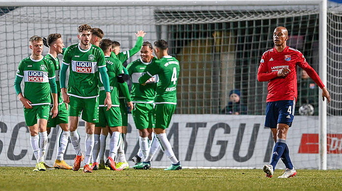 Hachings enttäuschter David Pissot (rechts) muss sich die Spielertraube der jubelnden Eichstätter anschauen.