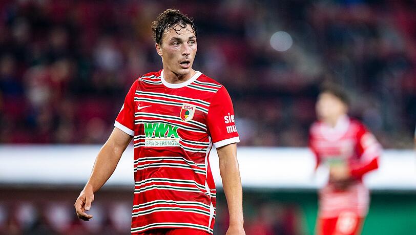 Augsburgs Julian Baumgartlinger reagiert im Spiel.