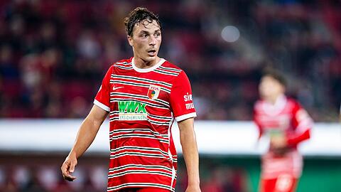 Augsburgs Julian Baumgartlinger reagiert im Spiel.