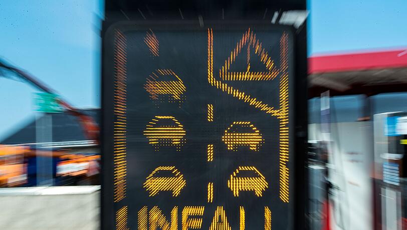 Auf Landstraßen gibt es nach wie vor die meisten Unfälle. (Symbolbild)