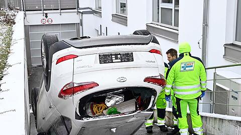 Bei einem Unfall in Gr&uuml;nwald blieb ein Auto auf dem Dach liegen.