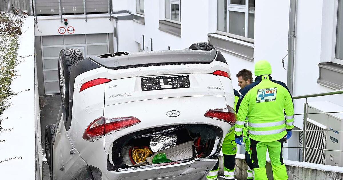 Missgeschick-mit-Folgen-Auto-st-rzt-in-Gr-nwalder-Tiefgarageneinfahrt-aufs-Dach