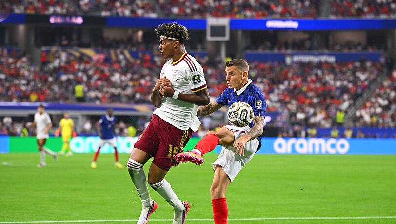Das Foul von Digne (rechts) an Yamal f&uuml;hrte zum Elfmeter f&uuml;r Spanien.