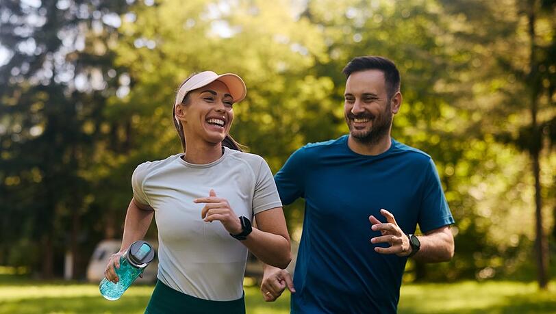 Wer sich beim Joggen noch gemütlich unterhalten kann, befindet sich in der Zone 2. Wer sich beim Joggen noch gemütlich unterhalten kann, befindet sich in der Zone 2.