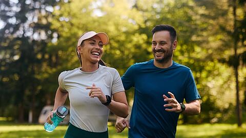 Wer sich beim Joggen noch gem&uuml;tlich unterhalten kann, befindet sich in der Zone 2.