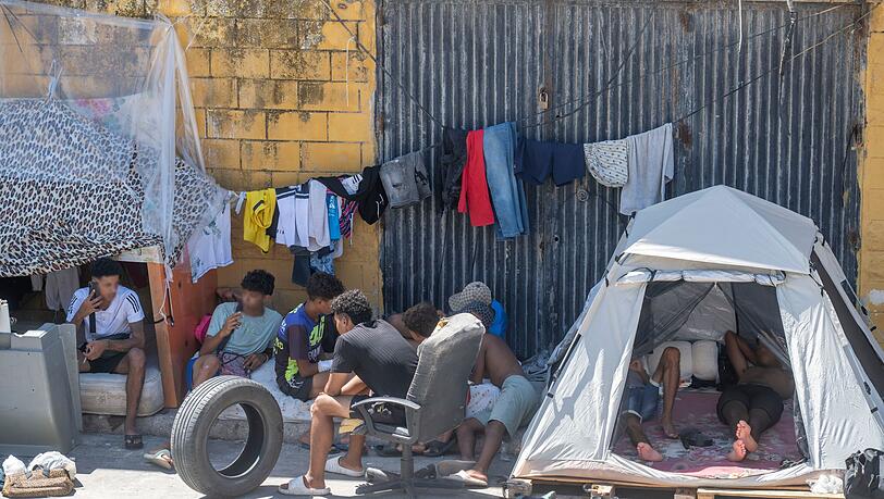 Die Lage in Spaniens Nordafrika-Exklave Ceuta ist zunehmend angespannt. Einheimische fordern die gewaltsame Rückführung von Migranten nach Marokko. (Archivbild) Die Lage in Spaniens Nordafrika-Exklave Ceuta ist zunehmend angespannt. Einheimische fordern die gewaltsame Rückführung von Migranten nach Marokko. (Archivbild)