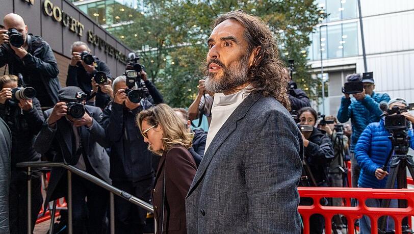 Russell Brand betrat erstmals selbst den Zeugenstand und sagte aus. Russell Brand betrat erstmals selbst den Zeugenstand und sagte aus.