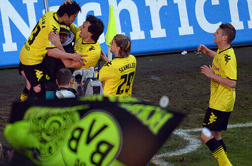 Borussia Dortmund hat es am Samstag perfekt gemacht. Der BVB ist zum achten Mal Deutscher Meister. So feiern die Fans die vorzeitige Titelentscheidung.