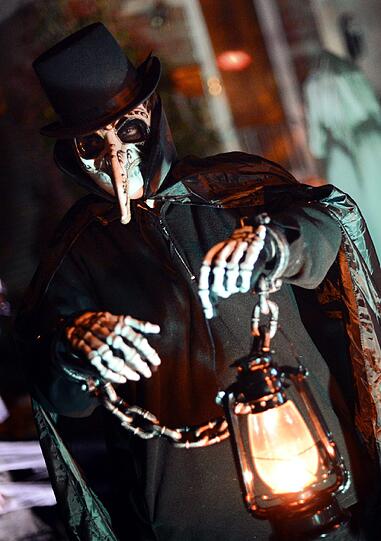 Die USA ist bekanntlich die Hochburg, wenn's um Halloween geht. So richtig gruselig wurde es am Mittwoch in Texas im Haunted House, wo tausende Besucher in wahrhaftig gruseligem Ambiente feierten...