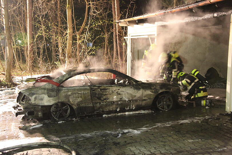 Das Auto völlig zerstört, die Garage in Vollbrand: In Waldkraiburg ist ein Carport abgebrannt. Die Bilder vom spektakulären Feuerwehreinsatz.
