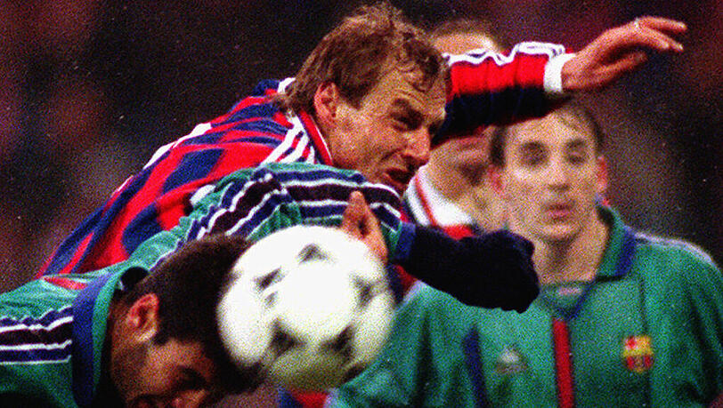 1.4.1998 FC Bayern – FC Barcelona 2:2: Der FC Bayern geht als Außenseiter ins Halbfinale des UEFA-Cups. Im Hinspiel trennen sich die Teams unentschieden. Babbel unterläuft dabei ein schwerwiedender Fehler, der zum 2:2 durch Hagi führt. Zuvor dreht Bayern ein 0:1 durch Oscar in ein 2:1 durch Tore von Witeczek und Scholl. Klinsmann (r.) und Guardiola (l.) treffen damals schon aufeinander. Später mehr zu dem Duell. 1.4.1998 FC Bayern – FC Barcelona 2:2: Der FC Bayern geht als Außenseiter ins Halbfinale des UEFA-Cups. Im Hinspiel trennen sich die Teams unentschieden. Babbel unterläuft dabei ein schwerwiedender Fehler, der zum 2:2 durch Hagi führt. Zuvor dreht Bayern ein 0:1 durch Oscar in ein 2:1 durch Tore von Witeczek und Scholl. Klinsmann (r.) und Guardiola (l.) treffen damals schon aufeinander. Später mehr zu dem Duell.