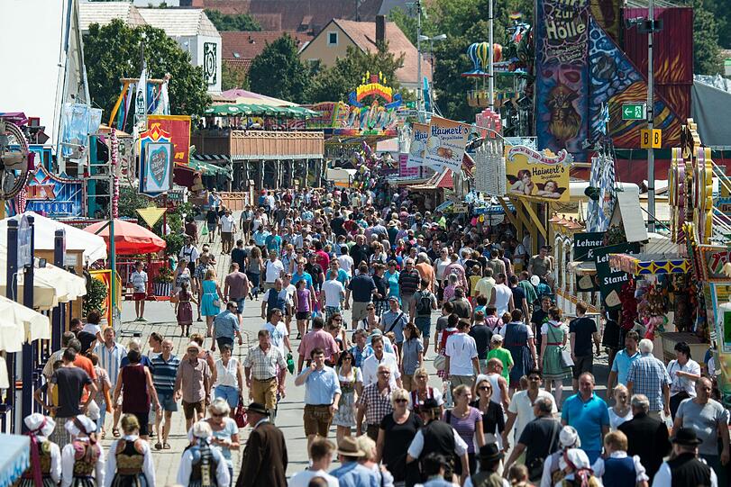 Bei hochsommerlichen Temperaturen hat am Samstag das Gäubodenfest begonnen. Die Bilder!