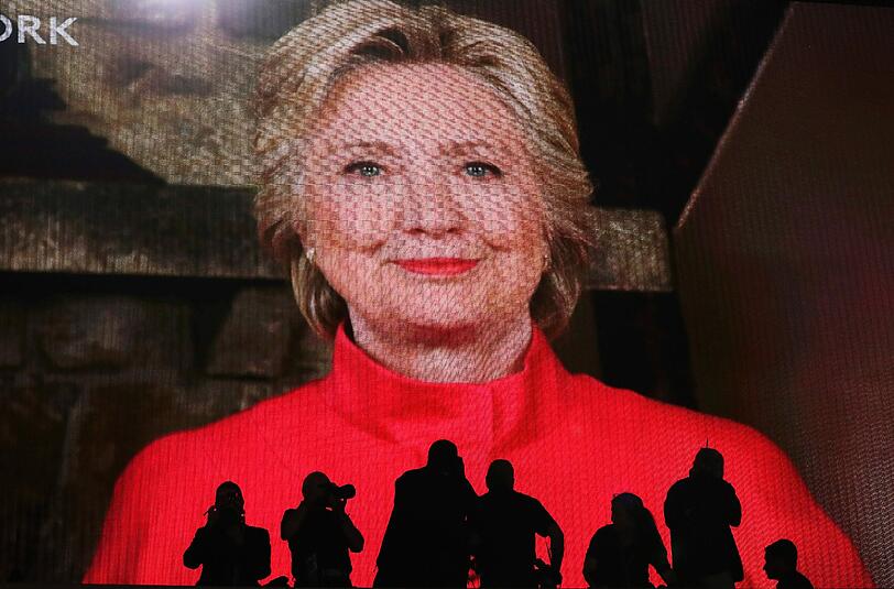 Hillary Clinton ist bei ihrer Nominierung zur US-Präsidentschaftskandidaten der Demokraten am zweiten Tag des Parteitags in Philadelphia gar nicht anwesend &ndash; und wird deshalb per Video zugeschaltet.
